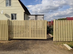 Ворота откатные из евроштакетника - пример 12 фото в Новороссийске