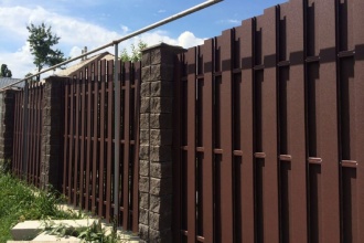 Забор из евроштакетника с кирпичными столбами 25 метров фото в Новороссийске