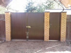 профнастил с распашными воротами - пример 11 фото в Новороссийске