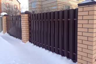 Забор из евроштакетника в шахматном порядке 30 метров фото в Новороссийске