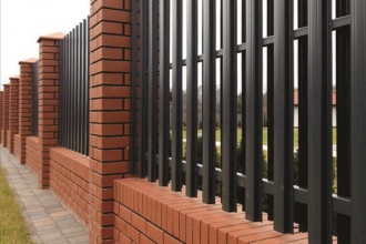 Забор из евроштакетника с кирпичными столбами 20 соток фото в Новороссийске