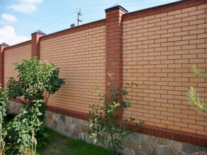 Кирпичный забор сплошной 80 метров фото в Новороссийске