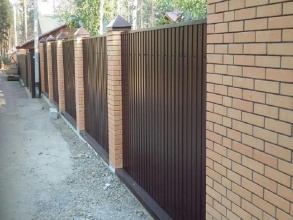 Забор из профнастила с кирпичными столбами 72 метра фото в Новороссийске