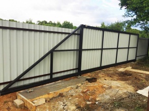 Откатные ворота с ручным управлением - пример 1 фото в Новороссийске