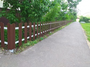 Забор из евроштакетника с забивными столбами 20 метров фото недорого