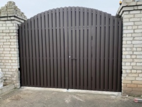 Ворота распашные из евроштакетника - пример 2 фото в Новороссийске