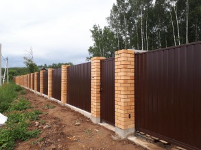 Кирпичный забор на ленточном фундаменте 12 метров фото в Новороссийске