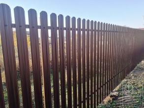 Забор из евроштакетника с забивными столбами 30 метров фото цена за метр