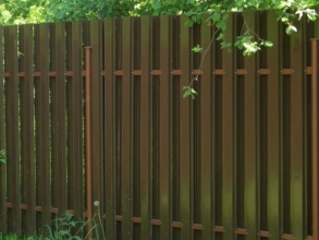 Забор из евроштакетника с бетонированием столбов 12 метров фото в Новороссийске