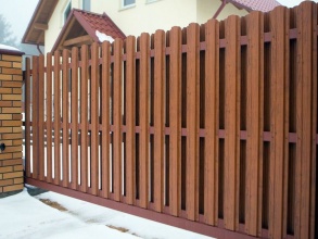 Забор из евроштакетника с кирпичными столбами 200 метров фото в Новороссийске