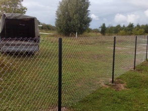 Забор из сетки рабицы в натяг 12 метров фото в Новороссийске