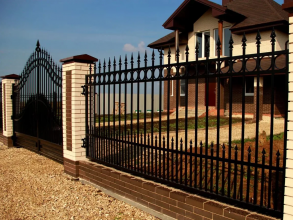 Сварные заборы с кирпичными столбами 12 метров фото в Новороссийске