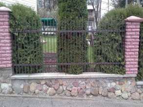 Сварные заборы с кирпичными столбами 80 метров фото в Новороссийске