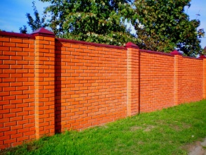 Кирпичный забор сплошной 18 метров фото цена под ключ