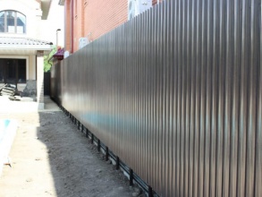 Забор из евроштакетника на ленточном фундаменте 57 метров фото в Новороссийске