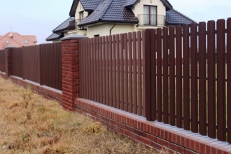 Забор из евроштакетника с кирпичными столбами 8 соток фото в Новороссийске